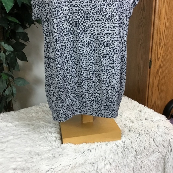Lane Bryant 14/16 blue and white geometric patterned short sleeve blou… - Picture 3 of 16